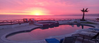 Oceanfront Villa - king beds, smart tv's, fireplace, pool, jacuzzi, beach & bbq