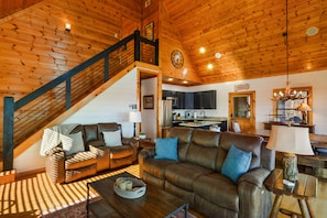 Smart TV, fireplace - Panoramic Mountain views! mins to town w/ Hot tub, Fire place & Game Room (Blue Ridge)