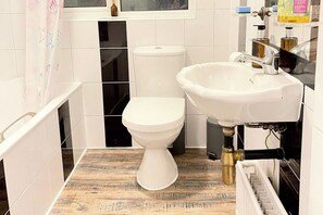 Shower, hair dryer, towels - House - Sleeps 8 - Garden - Parking (Romford)
