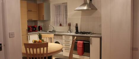 冷蔵庫、電子レンジ、オーブン、コンロ