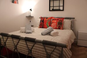 1 bedroom, iron/ironing board, WiFi, bed sheets - Apartment - Sleeps 2 - Parking - Station Close (London)