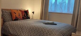 Apartment - Sleeps 4 - Parking - WiFi