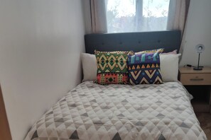 2 bedrooms, iron/ironing board, WiFi, bed sheets - Apartment - Sleeps 4 - Parking - WiFi (Colchester)