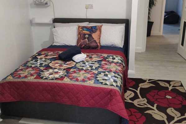 2 quartos, ferros/tábuas de passar roupa, Wi-Fi, roupa de cama