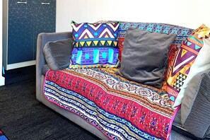 TV - Loft - Sleeps 2 - Parking - Close to Station (Romford)