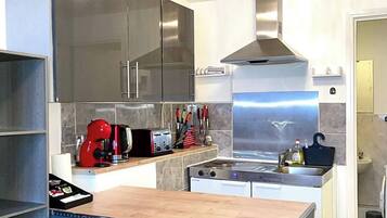 Coffee/tea maker, fridge, microwave, oven
