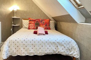 1 bedroom, iron/ironing board, WiFi, bed sheets - Loft - Sleeps 2 - Parking - Close to Station (Romford)