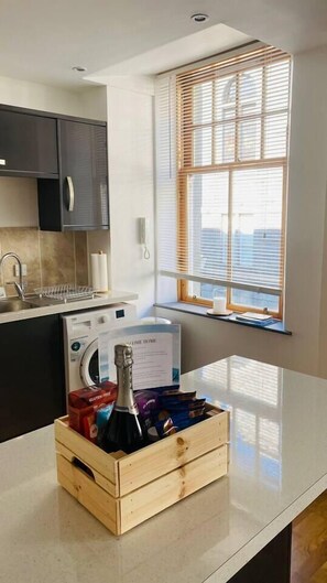 Een koelkast, een microgolfoven, een oven, een kookplaat