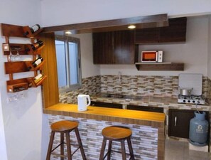 Een koelkast, een magnetron, een kookplaat, een waterkoker