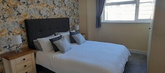 2 Bed House - Sleeps 4 - Pets - Garden - Parking