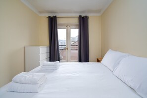 1 habitación, escritorio, tabla de planchar con plancha y internet 