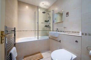 Ducha, secador de pelo, toallas