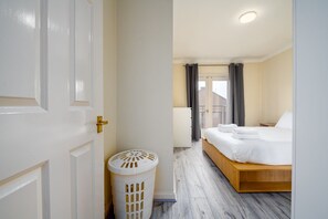 1 室のベッドルーム、デスク、アイロン / アイロン台、インターネット