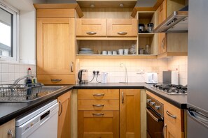 Kühlschrank, Mikrowelle, Ofen, Geschirrspüler