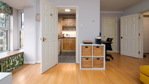 Un apartamento moderno con cocina, comedor y sala de estar.