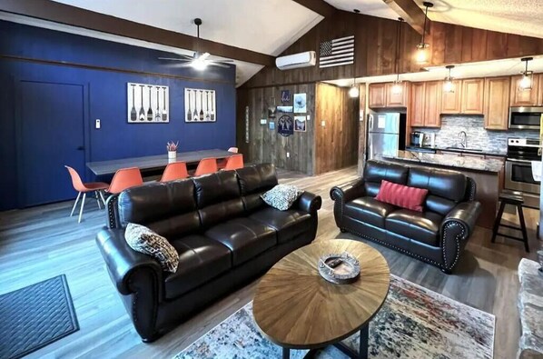 Smart TV, chimenea, futbolito, libros
