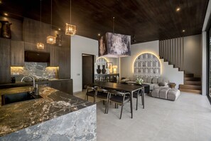 Deluxe-Villa, 3 Schlafzimmer, Badewanne, Poolblick | Esszimmer