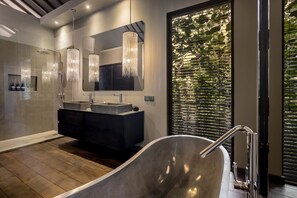 Villa – deluxe, 3 soverom, badekar, bassengutsikt | Bad | Dusj, regndusjhode, hårføner og håndklær