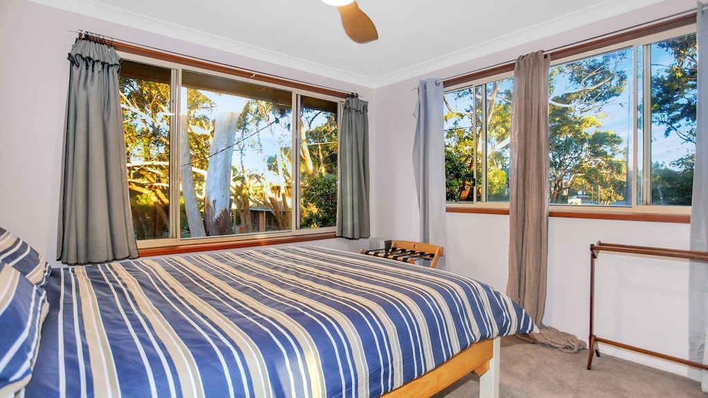 Peaceful Dwelling: Hawks Nest Beach House - Your Ideal Family Retreat Just Steps From Jimmy's Beach! - Hawks Nest