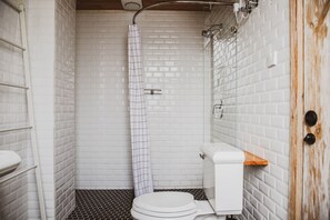 Casa City | Bagno | Doccia, soffione a pioggia, set di cortesia gratuito, asciugacapelli