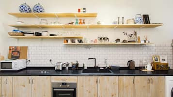 City House | Shared kitchen | Full-size fridge, microwave, oven, stovetop