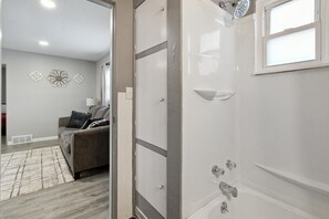 Hair dryer, towels, soap, shampoo - The Pinny City Suite (Pinconning)