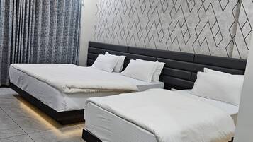 Un dormitorio moderno con dos camas, una pared gris con diseño y un ventilador de techo.