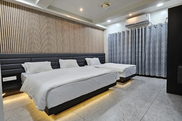 Luxury Three Bedroom | WiFi (free)