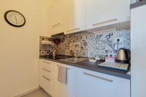 Kjøleskap, mikrobølgeovn, kokeplater og oppvaskmaskin