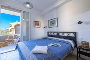 Apartamento familiar, varias habitaciones (Bilocale Vista Mare Giorgio) | 1 dormitorio, tabla de planchar con plancha, wifi gratis y ropa de cama