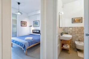 Apartamento familiar, varias habitaciones (Bilocale Vista Mare Giorgio) | Baño | Ducha, secador de pelo, bidé y toallas
