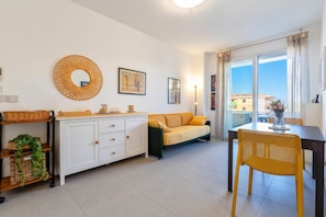 Departamento familiar, 1 habitación, balcón (Bilocale Vista Mare Giorgio) | Área de sala de estar | Televisión de 21 pulgadas con canales por cable 
