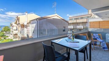 Apartamento família, 1 quarto, sacada (Bilocale Vista Mare Giorgio) | Opções para refeição ao ar livre