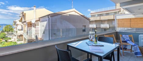 Familjelägenhet - flera sovrum (Bilocale Vista Mare Giorgio) | Restaurang utomhus