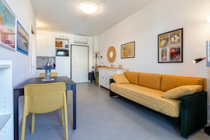Departamento familiar, 1 habitación, balcón (Bilocale Vista Mare Giorgio) | Área de sala de estar | Televisión de 21 pulgadas con canales por cable 