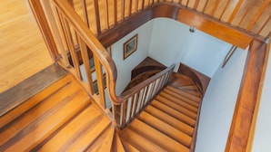 A wooden staircase with a handrail and a picture on the wall. - Villa Cardinal Ciceri - Penthouse Apartments (San Fermo della Battaglia)