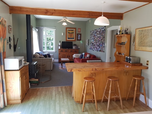 Peaceful and private bach just a few minutes walk to village centre and pools