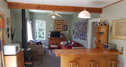 Peaceful and private bach just a few minutes walk to village centre and pools