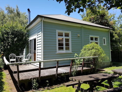 Peaceful and private bach just a few minutes walk to village centre and pools