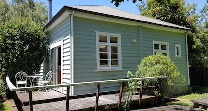 Peaceful and private bach just a few minutes walk to village centre and pools