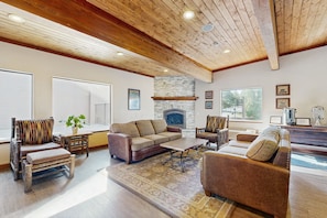 Televisión, chimenea y reproductor de DVD