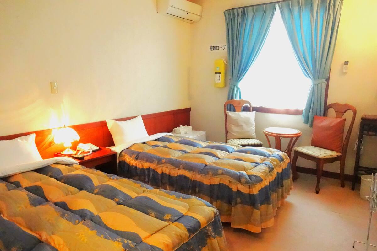 Quarto duplo básico | Escrivaninha, individualmente decorados, individualmente mobiliados