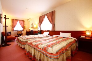 Habitació amb dos llits individuals Deluxe | Decoració individual, mobiliari individual, escriptori i roba de llit 