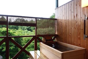 Executive Twin Room | Individually decorated, individually furnished, desk, bed sheets