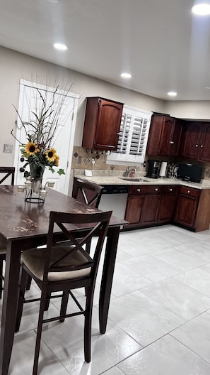 Dining - Beautiful, clutter free with lots of space. Great location! (El Paso)