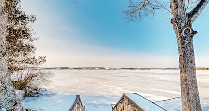 Dog-friendly cabin with amazing lakefront views, fireplace, BBQ, & W/D