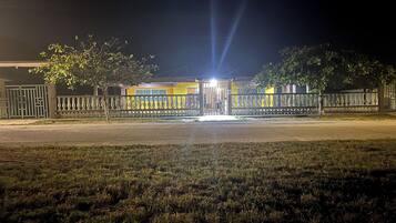 Vista frontal de la propiedad