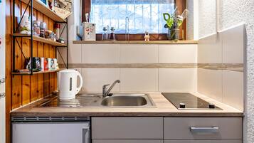 Refrigerador, horno, parrilla de estufa y cafetera y tetera