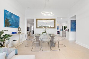 Interior - Private Pool | Kayaks | Games | Las Olas Fun Modern Beachfront Luxury 30 Seconds to  Beach Sea La Vi (Fort Lauderdale)