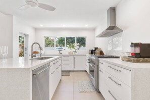 ثلاجة، ميكروويف، فرن، موقد طهي مسطح